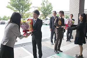 田口・京口両選手に花束の贈呈