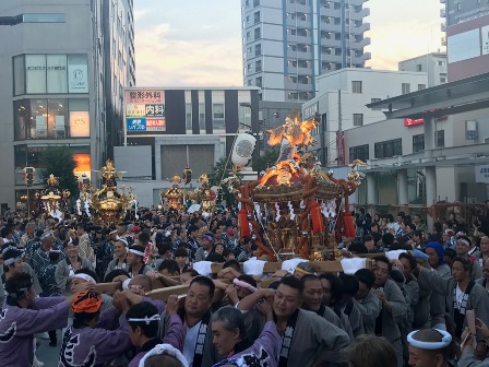 武蔵小山駅前で神輿を担ぐ地域の人たち(連合渡御1)