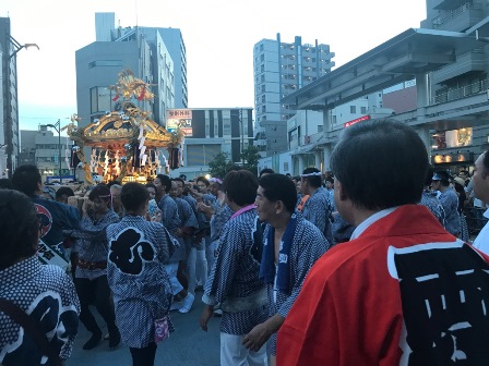 武蔵小山駅前で神輿を担ぐ地域の人たち(連合渡御2)