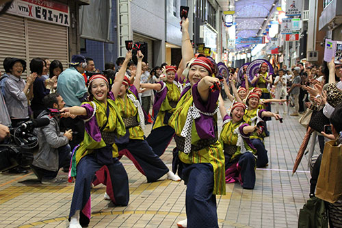 観客から拍手を浴びる踊り子たち