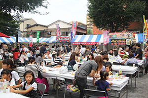 「日本各地の恵み」を楽しむ人々