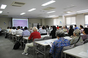 60人が集まった会場の様子