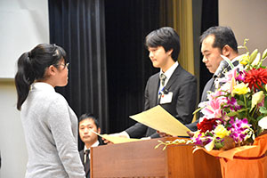 賞状を読み上げる池田会長