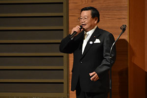 祝辞を述べる松澤議長