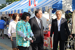 会場内を見て歩く濱野区長