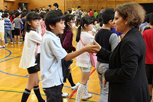 大使館員と握手でお別れ