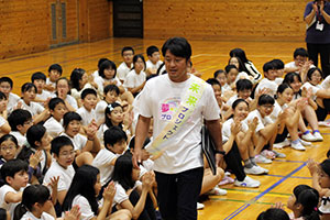 入場する三浦さんを拍手で迎える