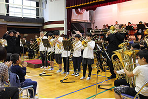 小学校の金管バンドとオーケストラの合同演奏