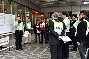 駅前で滞留役に情報を伝達する訓練