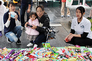 ドローンでお菓子釣りに成功