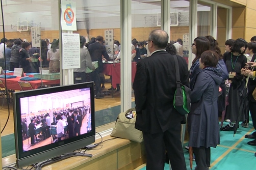 開票を見守る参観人たち