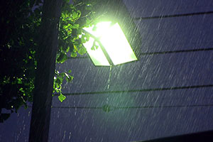 大降りの雨と街灯