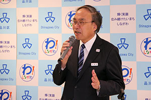 あいさつする濱野区長