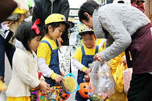 戸越銀座　お菓子をもらう子どもたち