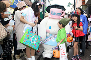 戸越銀座 しながわ観光大使がお菓子をプレゼント