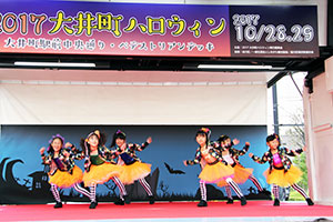 大井町駅前通り　ダンスコンテスト　楽し気に踊る子どもたち