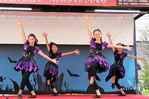 大井町駅前通り　ダンスコンテスト　ポーズを決める女の子たち