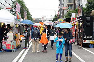 大井町駅前通り　にぎわうフードガーデン