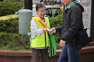 年配の女性のティッシュを受け取る男性