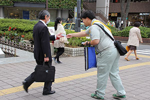 職員も一緒にティッシュ配り