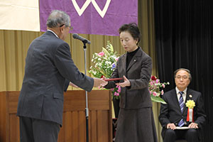 表彰を受ける飯田春世さん