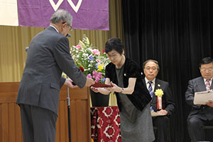 表彰を受ける水口悌子さん