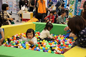 「わんぱくひろば」で遊ぶ子ども