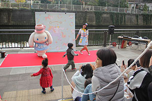 多くの人が楽しんだシナモンのパフォーマンス