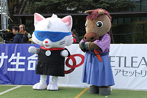 やたたま(左)と立会川駅前通り繁栄会のりょうくん(右)