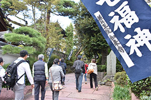 養玉院に入っていく参加者