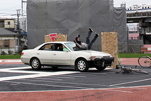 スタントマンによる交通事故の再現