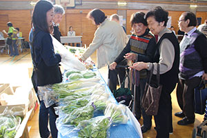 介護に関わる方向けの「ブックカフェ来茶舗」による青空市