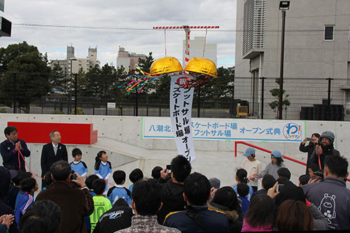 オープンイベントでくす玉を割る参加者たち