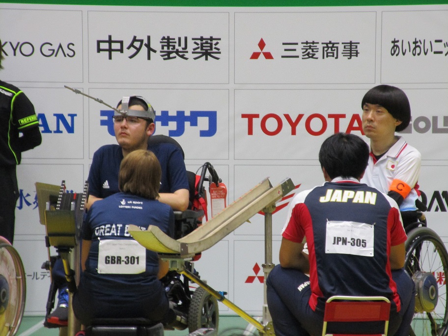 狙いを定める日本選手