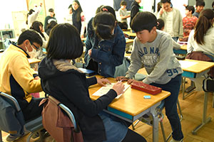 授業後城南空襲について話す子どもたち