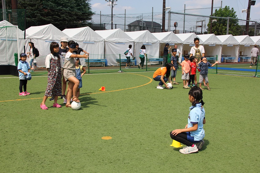 ブラインドサッカーを体験する子どもたち