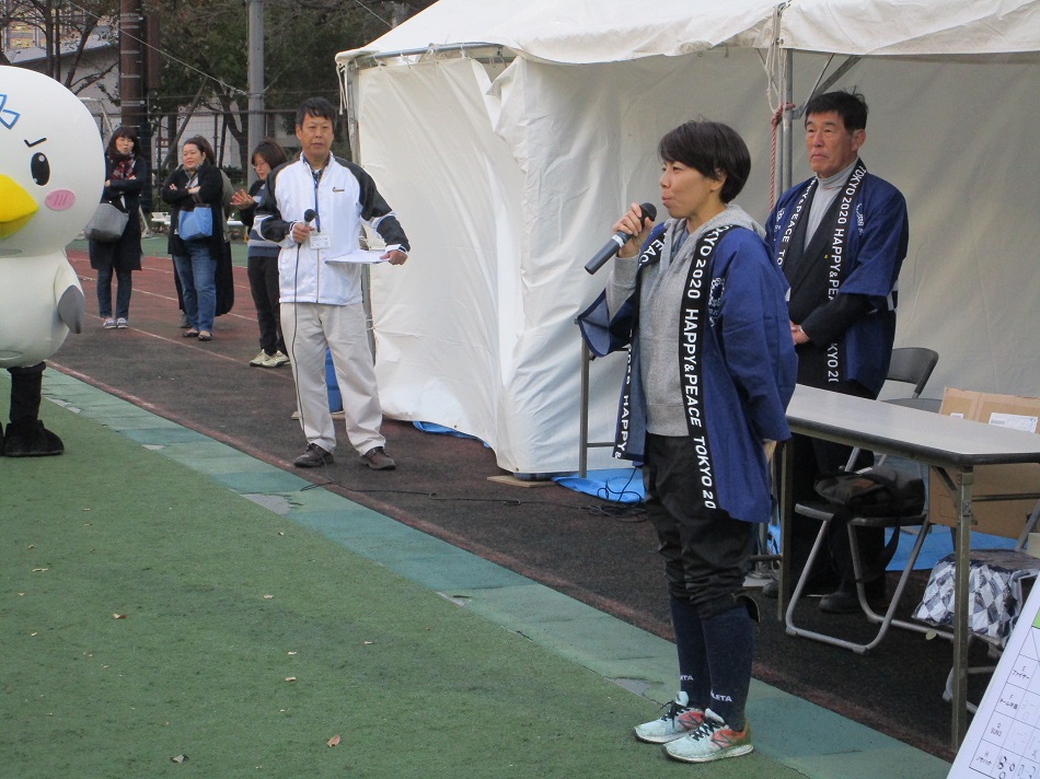 閉会式あいさつをする松原選手