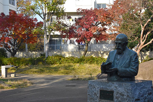 モース博士像と紅葉