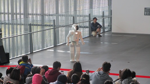 ヒューマノイドロボット「ASIMO（アシモ）」実演の様子