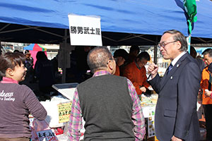 出店者と談笑する区長