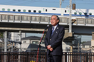 オープニングであいさつする区長