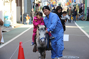 昭和通り商店街のポニー乗馬体験