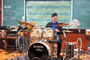 ドラムを演奏する沼田さん