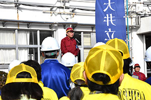 視察先の立会小学校で激励する濱野区長