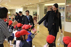 台場幼稚園児もお出迎え