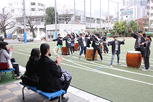 総領事館員を太鼓の演奏で見送る6年生