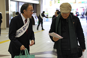 区長が大井町駅前で人権啓発ティッシュ配り