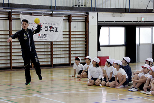 豊田講師からハンドボールの指導を受ける