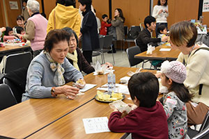 高齢者と交流する外国人親子