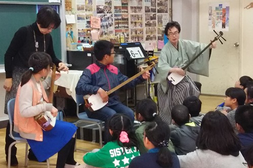 三味線を体験する子どもたち